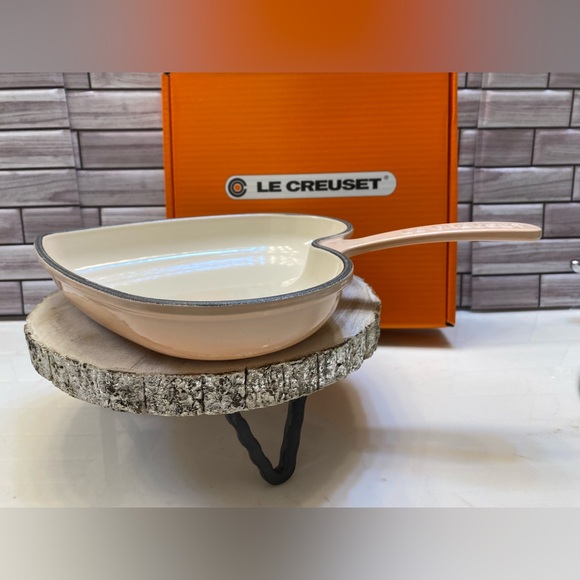 Le Creuset❤️ Heart Cast Iron SkilletPeche 26cm New in Box Made in France